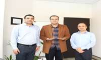 دکتر احمدی مقدم، سرپرست دانشکده داروسازی و دکتر نیلی احمد آبادی، معاونت تحقیقات و فناوری دانشکده از دانشجوی پژوهشگر برجسته کشوری، سید سپهر ارومیه تقدیر و تشکر به عمل آوردند. 
